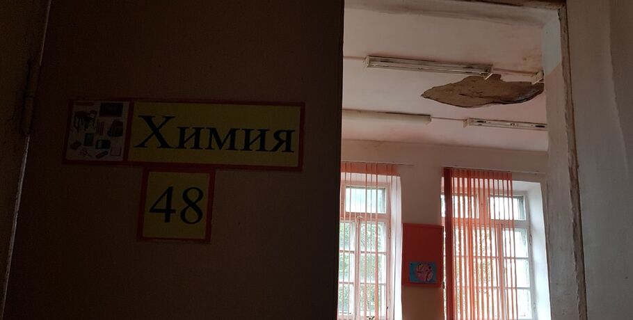 В омской школе подтопило кабинеты после ливня