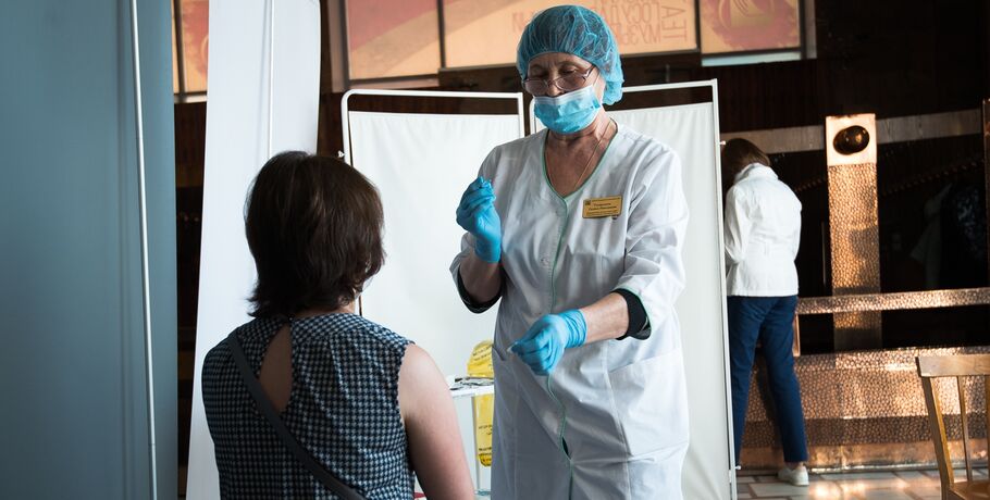 Сотрудники омских ФОКов и игроки спортивных команд поставили прививки
