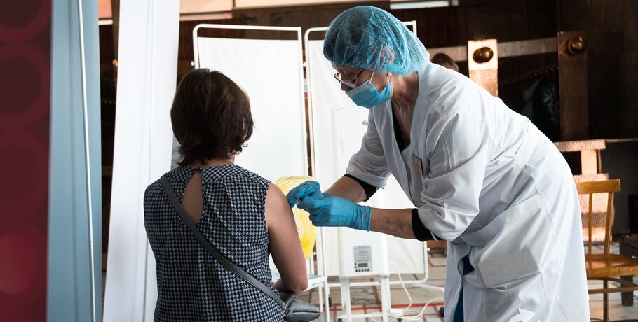 Обязательную вакцинацию в Омске завершат лишь осенью