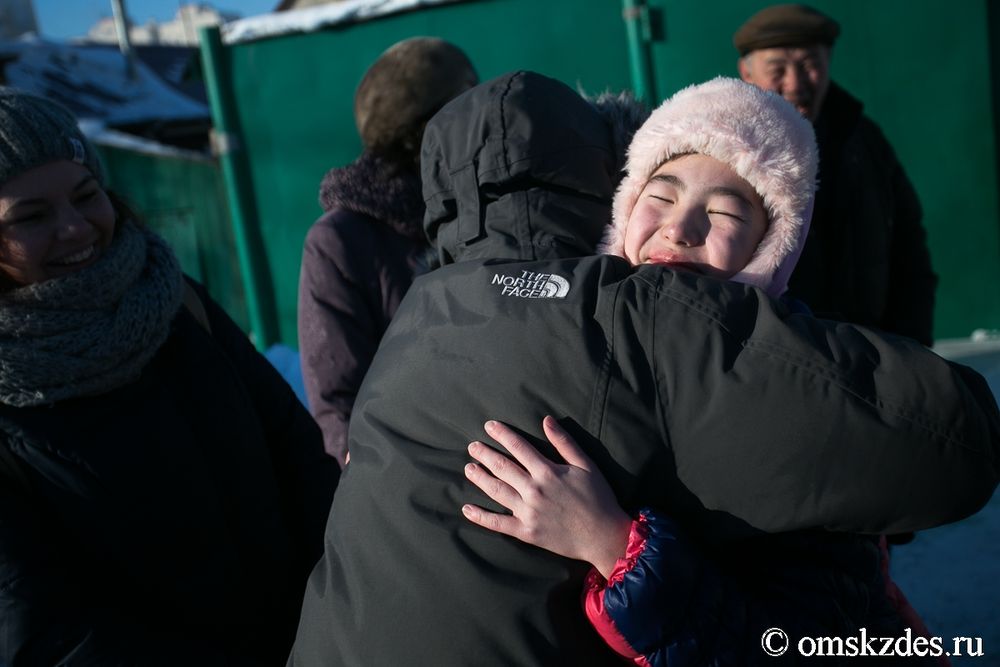 Мари обнимает девочку Амину, которая приветствовала фотографа на французском языке