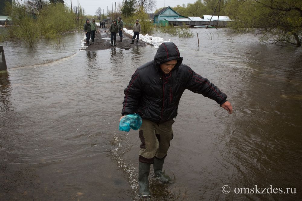Усть-Ишим. Подтопленная в результате сильного разлива Иртыша и Ишима улица Советская