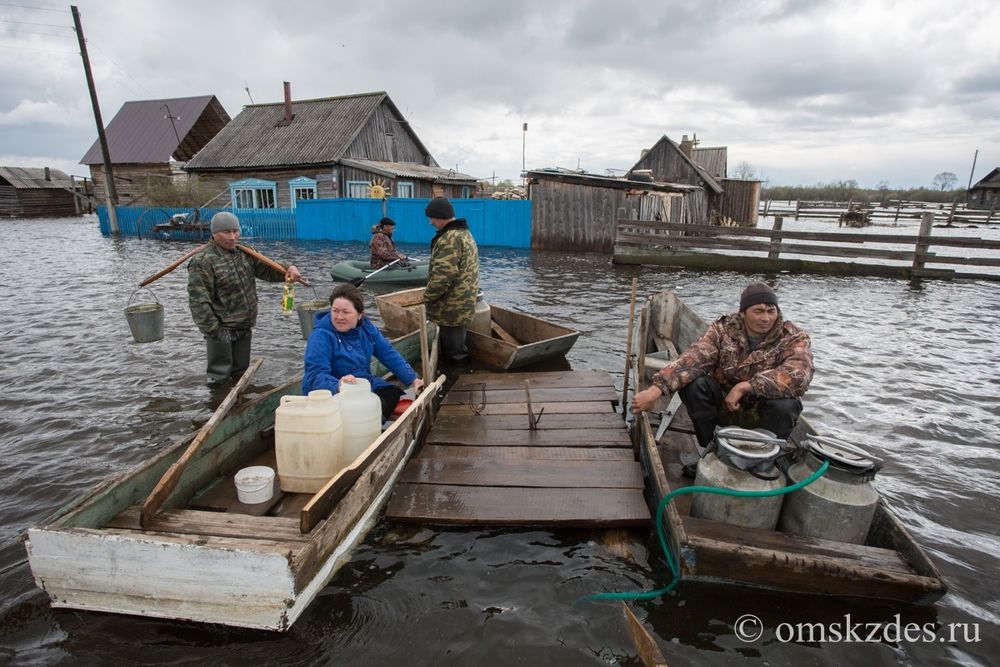 Жители села Эбаргуль Усть-Ишимского района набирают питьевую воду