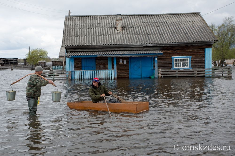 Жители села Эбаргуль Усть-Ишимского района набирают питьевую воду