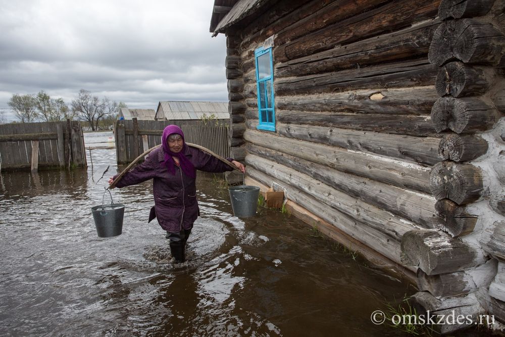 Подтопленные дома и приусадебные участки в селе Эбаргуль, Усть-Ишимский район
