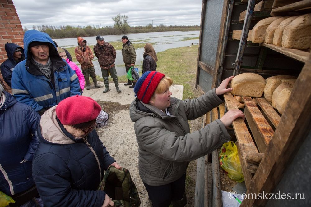 Подвоз хлеба в село Эбаргуль, пострадавшее от паводка в результате весеннего разлива Иртыша