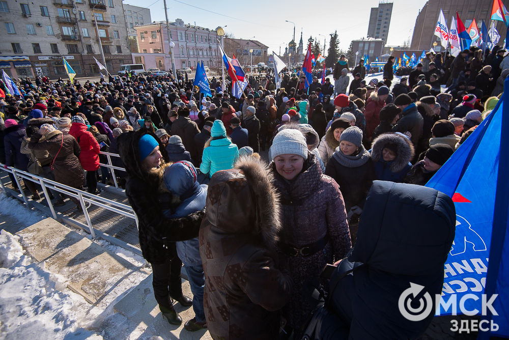 Сегодня, 18 марта, на площади у библиотеки имени Пушкина прошёл митинг-концерт, посвящённый воссоединению Крыма с Россией. Автор фото Илья Петров