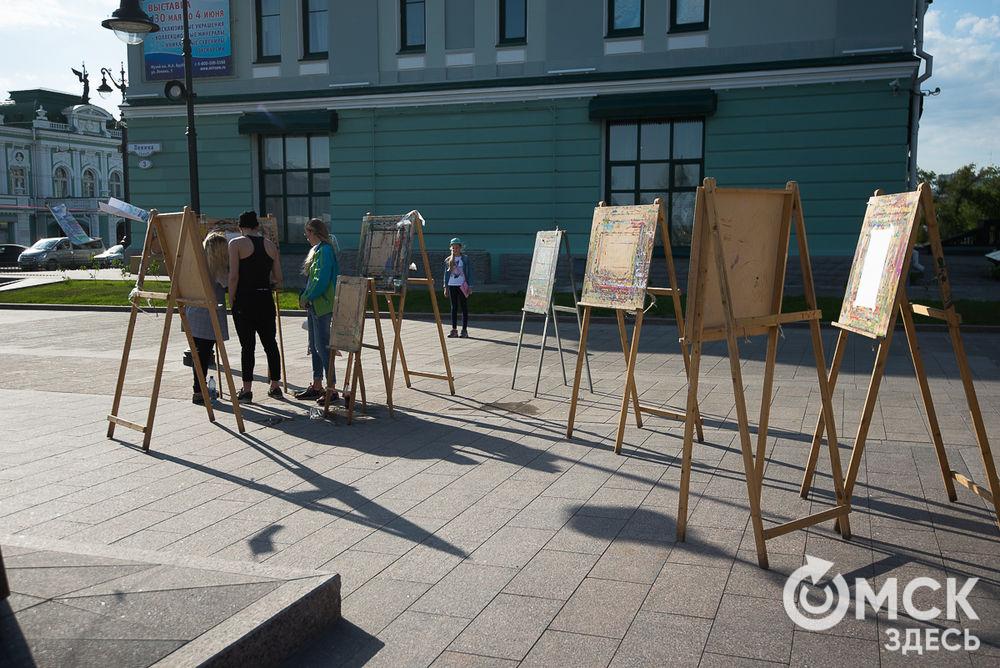 Городской пленэр, который прошёл в сквере музея имени Врубеля, был организован в рамках Омской арт-резиденции. Подробности здесь . Фото: Илья Петров