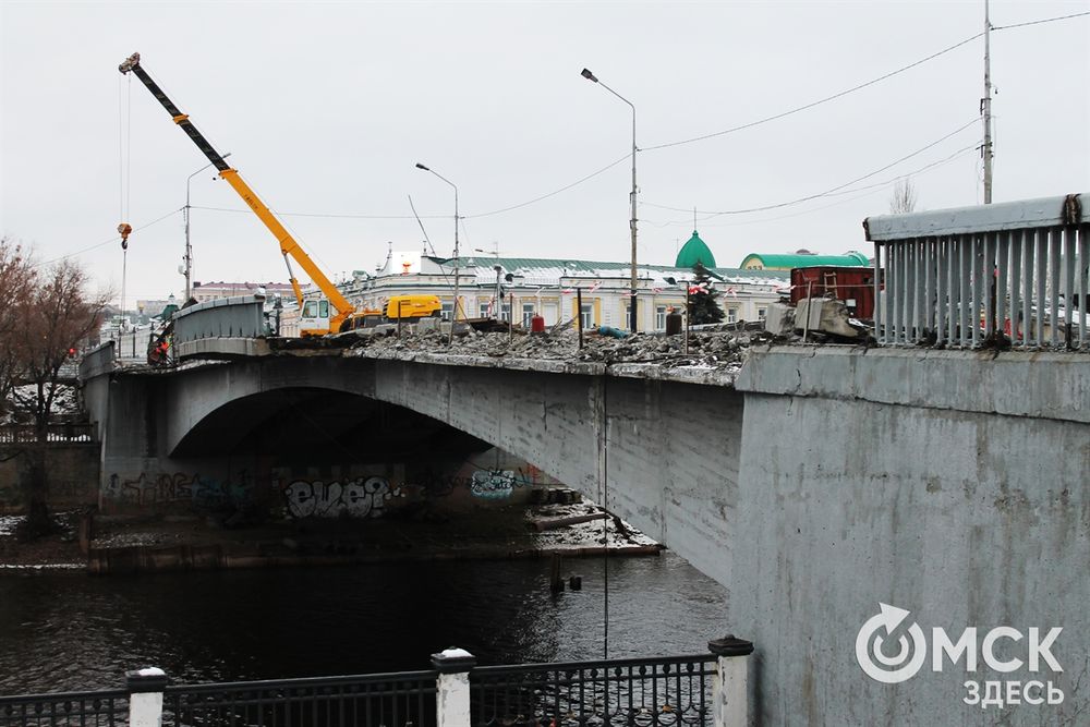 В Омске показали, как разбирают Юбилейный мост. Фото: Ирина Любых