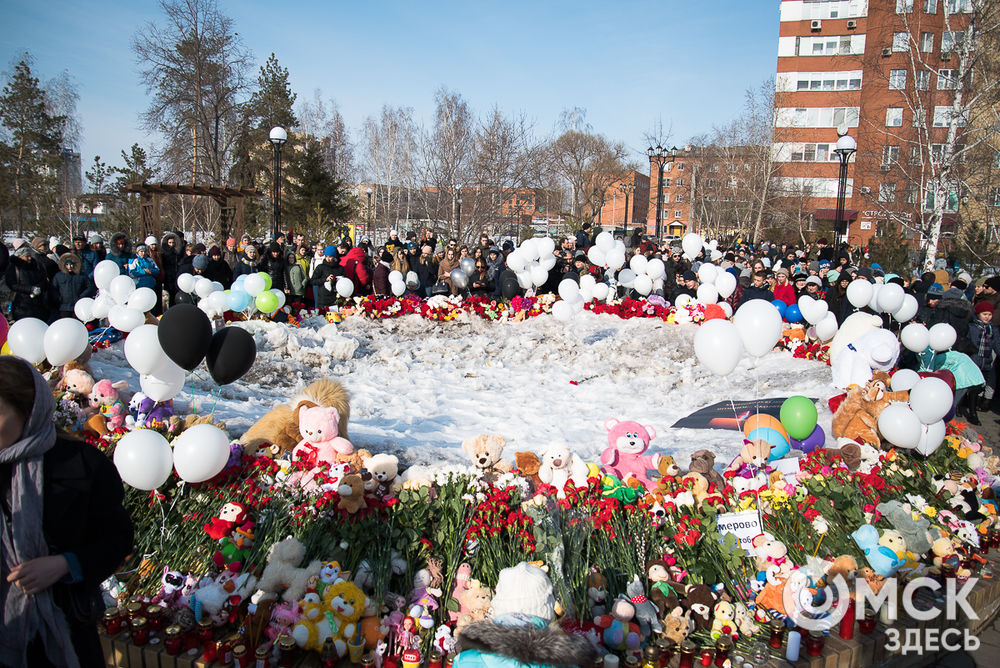 Омичи в сквере Дружбы народов почтили память жертв кемеровской трагедии. Фото: Илья Петров.