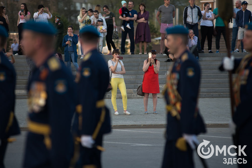 Вечером 7 мая в Омске прошла репетиция торжественного построения войск Омского гарнизона. Фото: Илья Петров