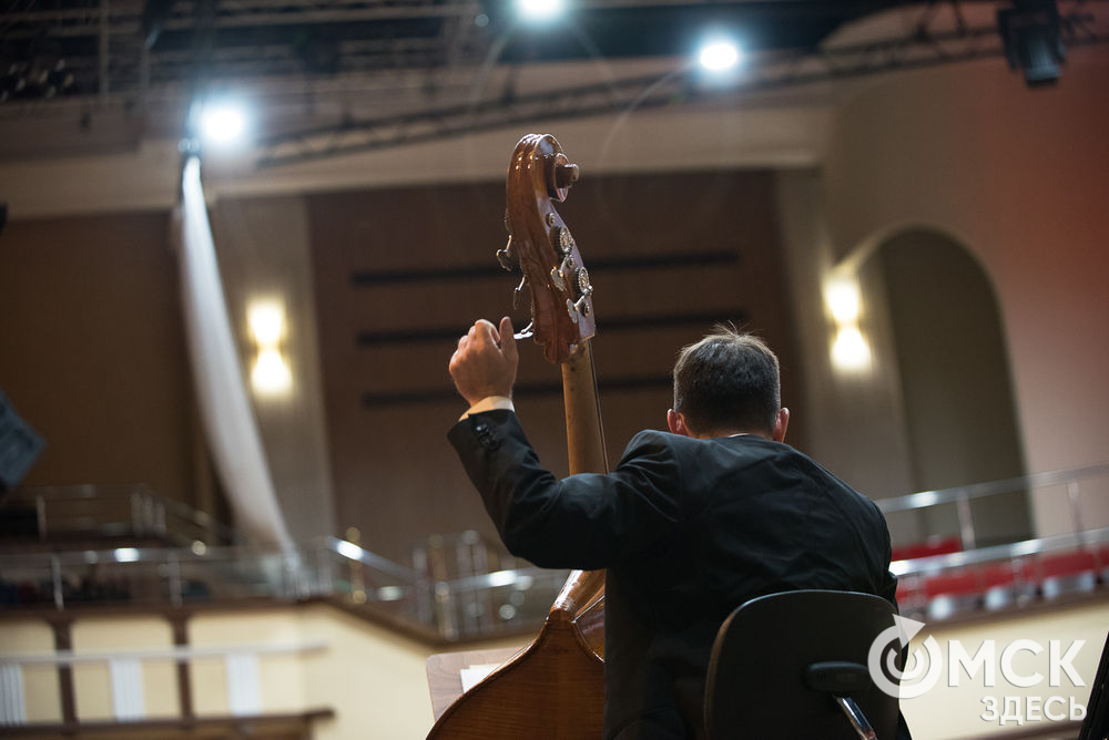 21 сентября в Концертном зале открылся юбилейный 80-й сезон Омской филармонии. Симфонический оркестр выступил с известным скрипачом Сергеем Крыловым. Фото: Илья Петров