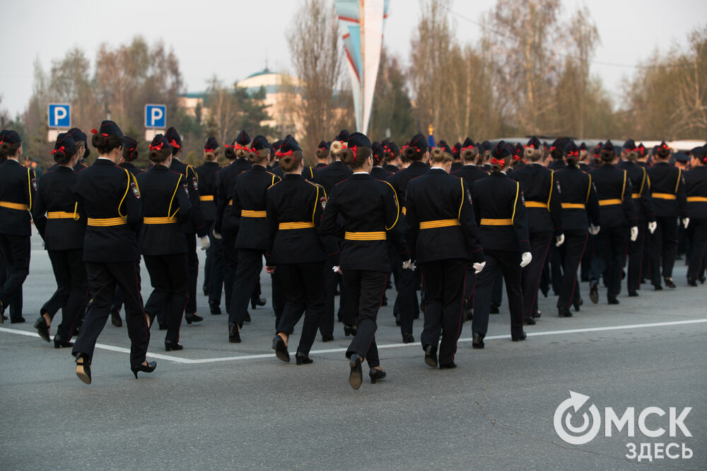 В Омске 6 мая пошла репетиция торжественного построения войск Омского гарнизона в честь Дня Победы. Посмотреть на военный парад воочию можно будет 9 мая.