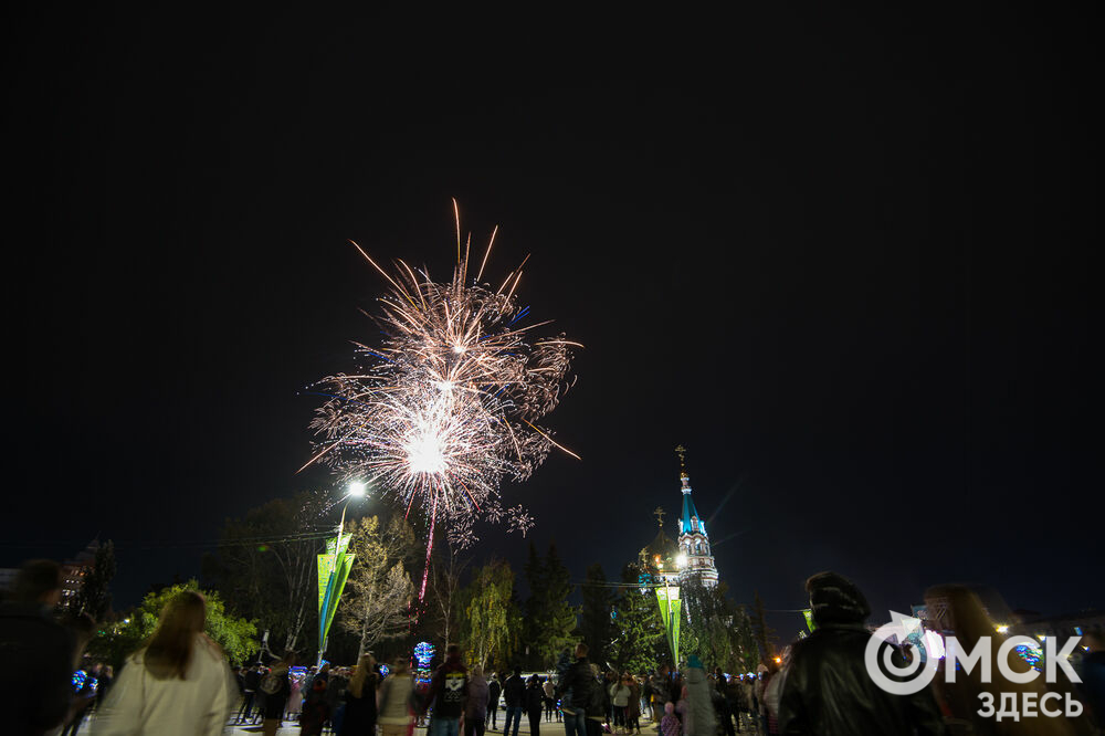 15-минутный фейерверк над Соборной площадью завершил празднование 305-летия Омска. Фото: Илья Петров
