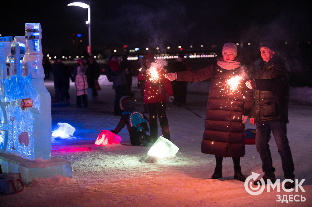 Далеко не все омичи встречают Новый год дома за столом. Сотни горожан сделали это в центре Омска. Фото: Илья Петров