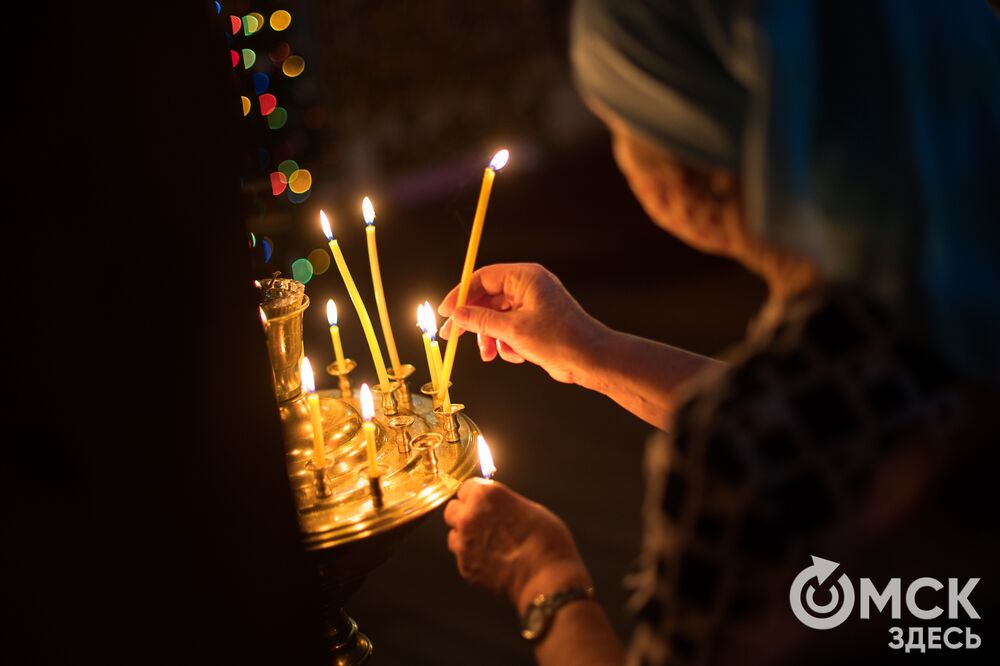 В ночь с 6 на 7 января наш фотограф Илья Петров побывал на Рождественской службе в храме с необычной историей, расположенном на одной из городских окраин и названном в честь Святых Равноапостольных Константина и Елены.