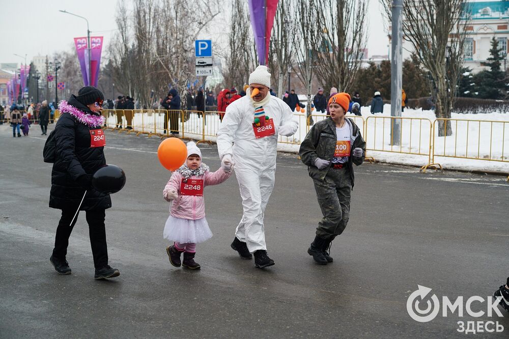 В 35-й раз в Омске состоялся зимний забег, приуроченный к празднованию Рождества. Подробности и победители здесь . Фото: Илья Петров