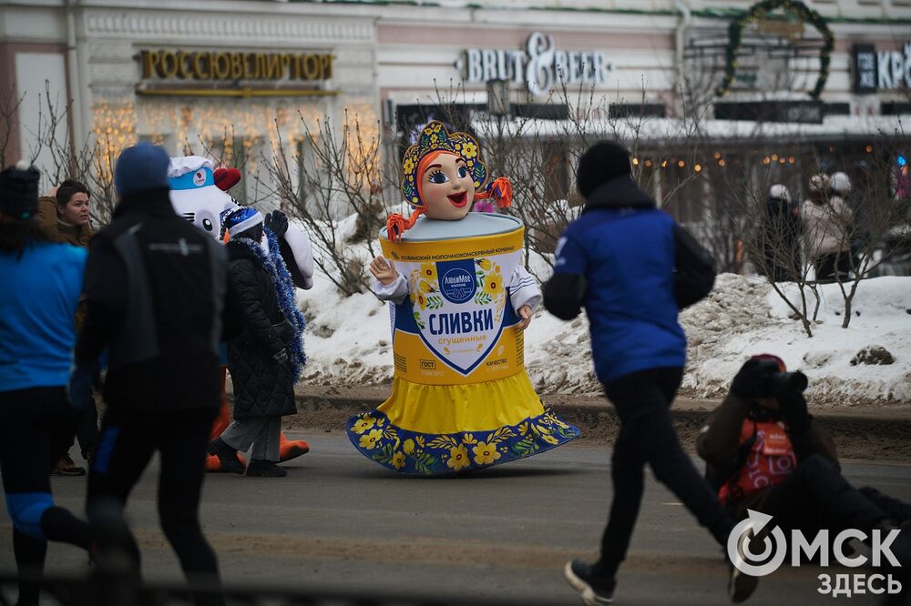 В 35-й раз в Омске состоялся зимний забег, приуроченный к празднованию Рождества. Подробности и победители здесь . Фото: Илья Петров