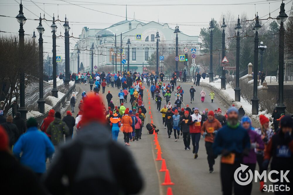 В 35-й раз в Омске состоялся зимний забег, приуроченный к празднованию Рождества. Подробности и победители здесь . Фото: Илья Петров