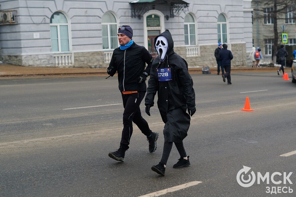 В 35-й раз в Омске состоялся зимний забег, приуроченный к празднованию Рождества. Подробности и победители здесь . Фото: Илья Петров