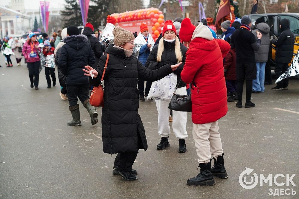 В 35-й раз в Омске состоялся зимний забег, приуроченный к празднованию Рождества. Подробности и победители здесь . Фото: Илья Петров