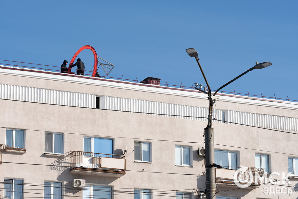 В Омске приступили к монтажу букв на крыше многоэтажки на проспекте Карла Маркса. Фото: Елизавета Медведева