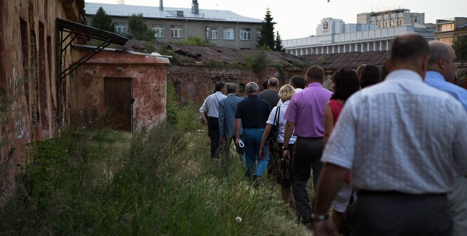Первых лиц области и города завели в бурьян Омской крепости