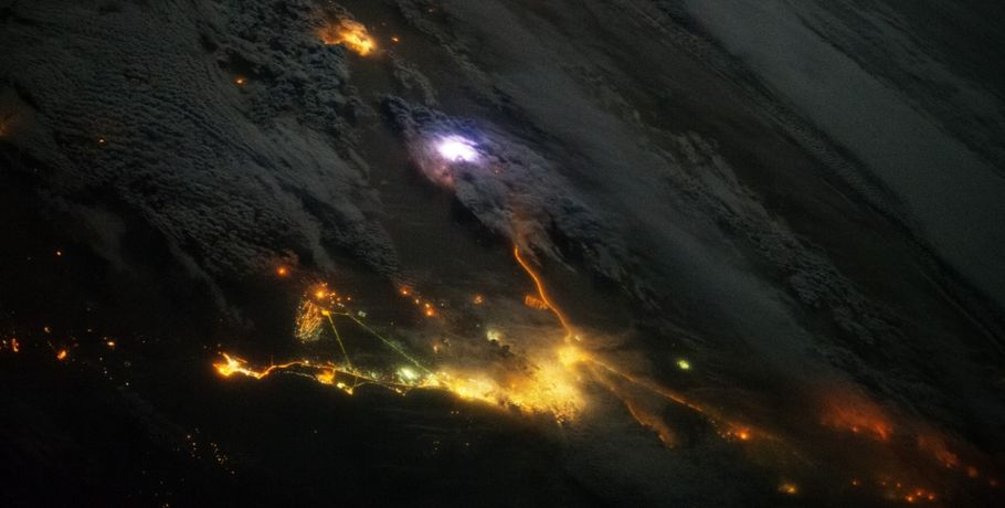 Астронавт МКС показал, как выглядит гроза с орбиты