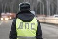 В Новосибирске таксист 200 метров "подвозил" полицейского на капоте