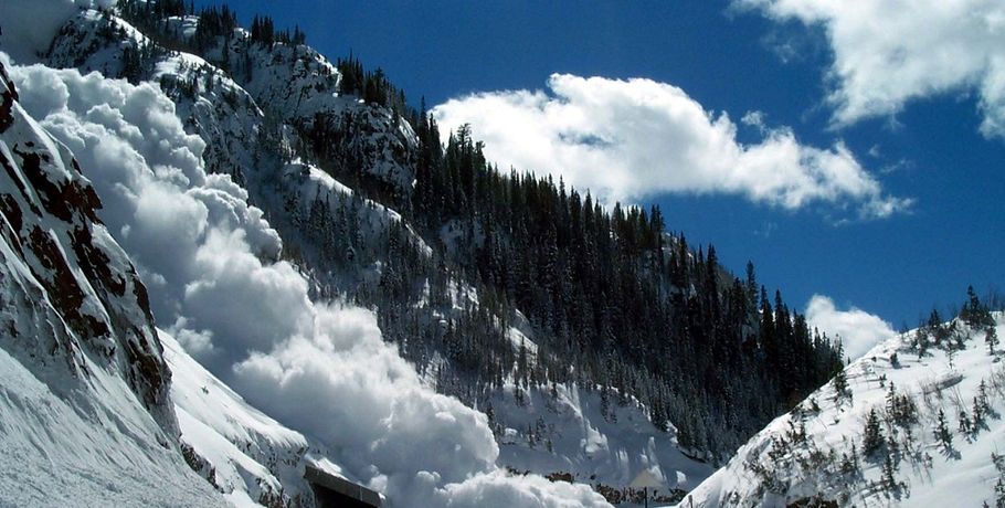 В Бурятии снежной лавиной накрыло группу туристов, один человек погиб