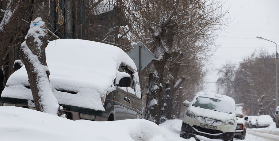 Обильный снегопад парализовал движение на автодорогах Омской области 