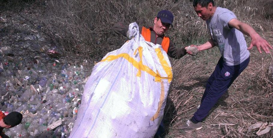 В Казахстане русло одной из рек оказалось полностью перекрыто пластиковым мусором