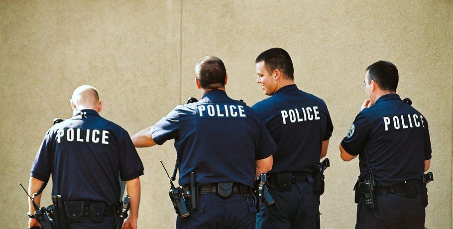 Американский полицейский нокаутировал 12-летнюю девочку