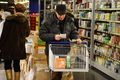 Половину доходов россиян "съедают" походы в продуктовые магазины