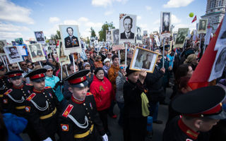 Участники "Бессмертного полка" в Омске рукоплескали ветеранам
