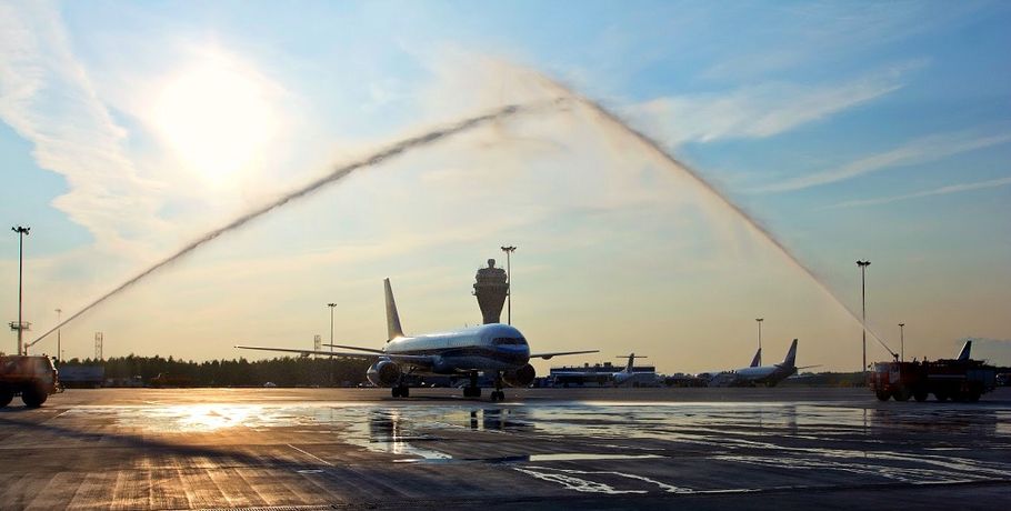 Иркутский аэропорт выстроил водную арку для прибывшего лайнера
