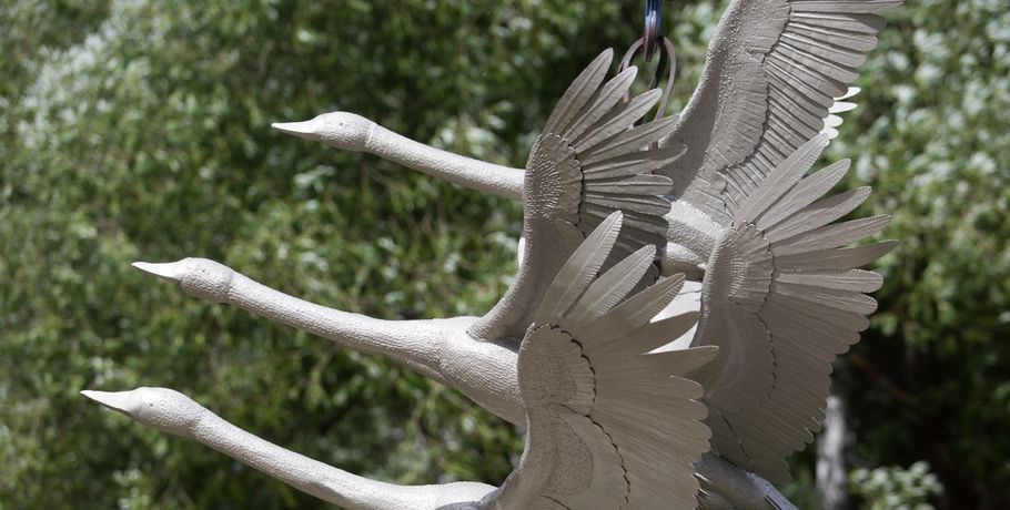 В сквере у Старозагородной рощи появилась новая скульптура лебедей