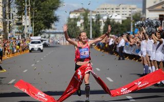 Омичка Марина Ковалёва и уралец Андрей Брызгалов выиграли XXVII Сибирский международный марафон