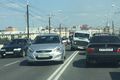 В Омске отвалившееся от УАЗа колесо разбило три автомобиля