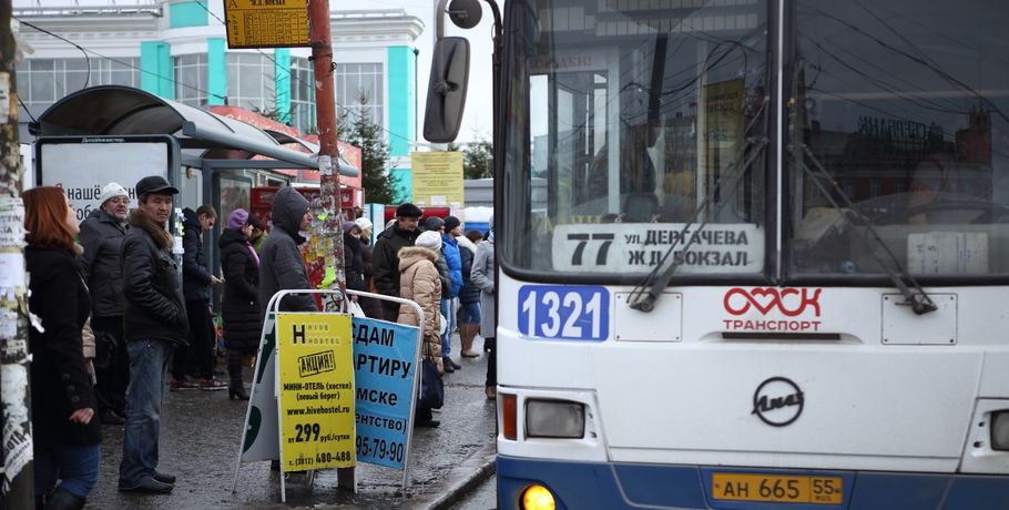 В омских автобусах начнут раздавать канцелярию