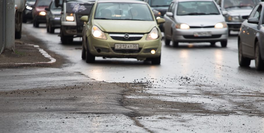 В омской мэрии пообещали не ремонтировать дороги в дождь