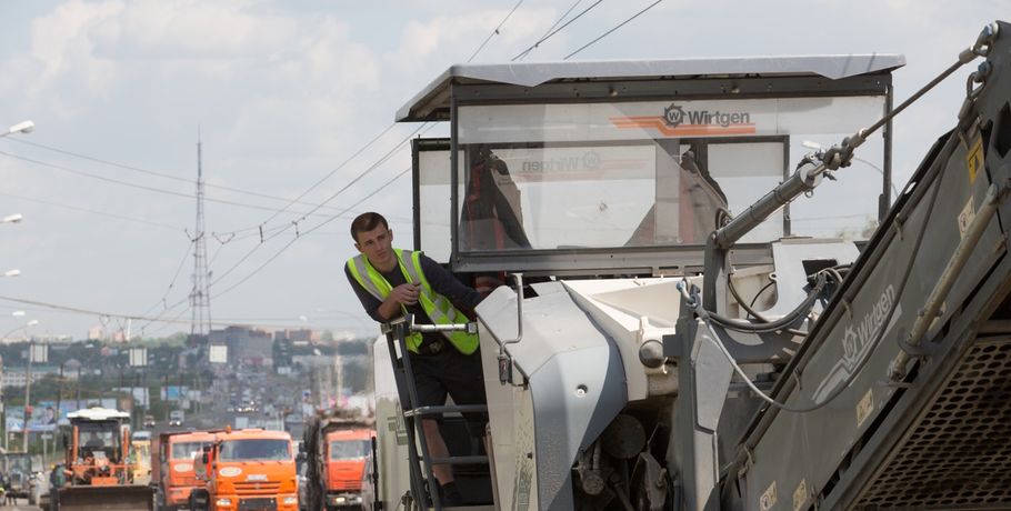 Омские дорожники завершают ремонт тротуаров и пешеходных дорожек