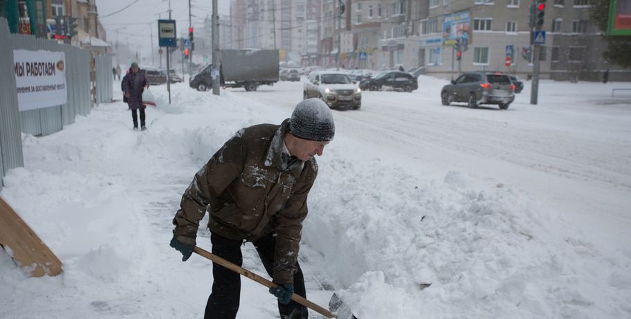 Омская мэрия: снег в городе убирают круглосуточно