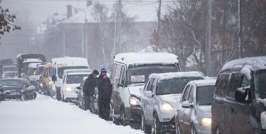 Ночной снегопад осложнил ситуацию на омских дорогах