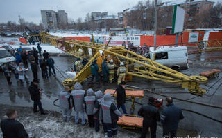 Родственники омичей, погибших при падении крана на ул. Жукова, потребовали компенсацию 22 млн рублей