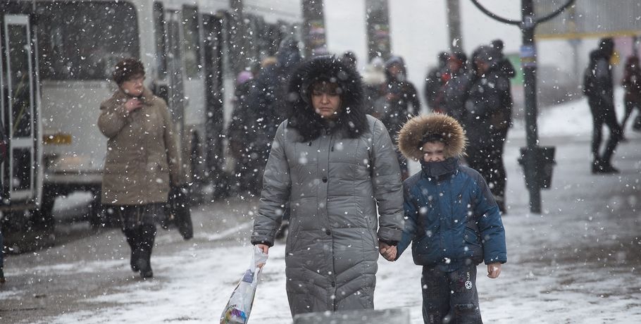 Аномальные морозы оставили пять омских школ без учеников