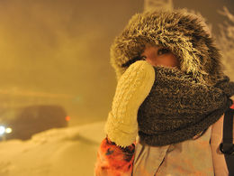 Всё ниже, и ниже, и ниже. Омск сковали аномальные для ноября морозы. Как город выживает в холода?