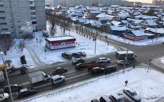 В Омске попавший в ДТП снегоуборщик перегородил улицу
