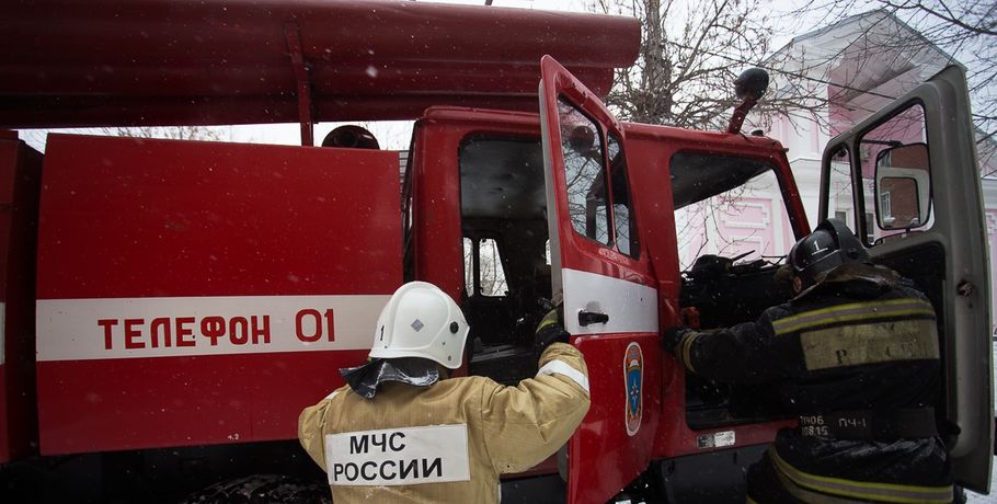 В Омске ночью десять пожарных тушили баню