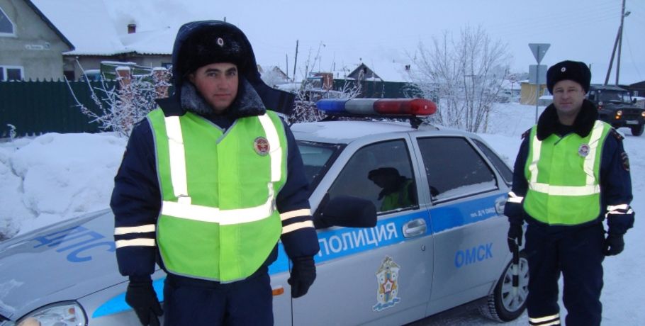Омские полицейские на трассе отогрели водителя КамАЗа