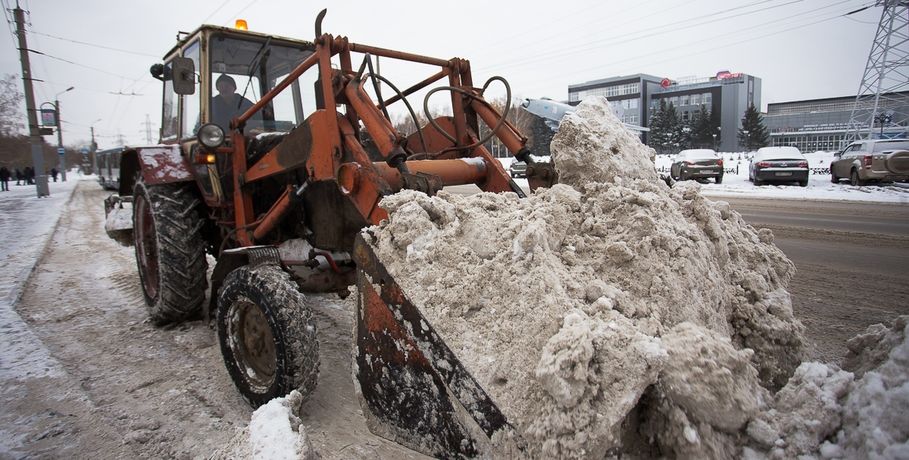 В Омске трактор-снегуборщик попал в ДТП 